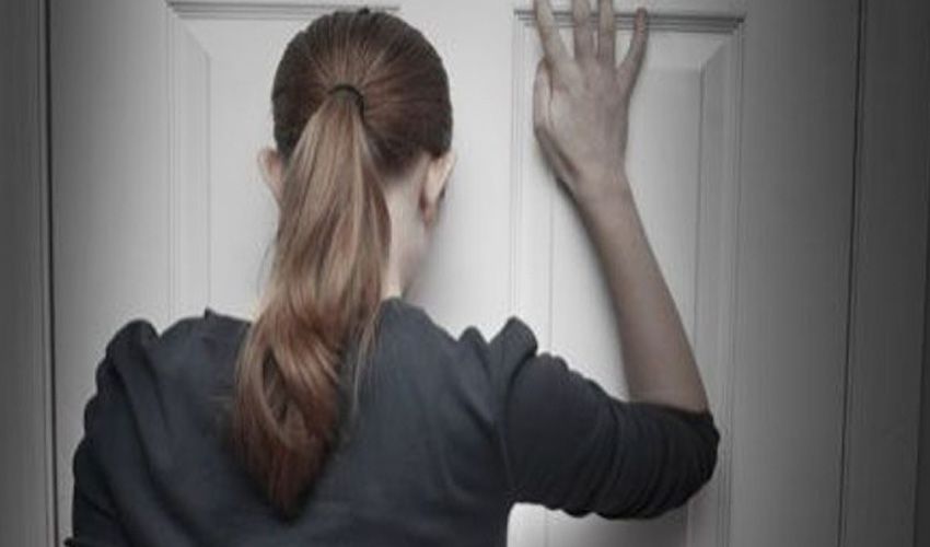 Bewoonster van Noordwijk staat voor een deur die achter haar dichtsloeg Bewoonster van Noordwijk staat voor een deur die achter haar dichtsloeg